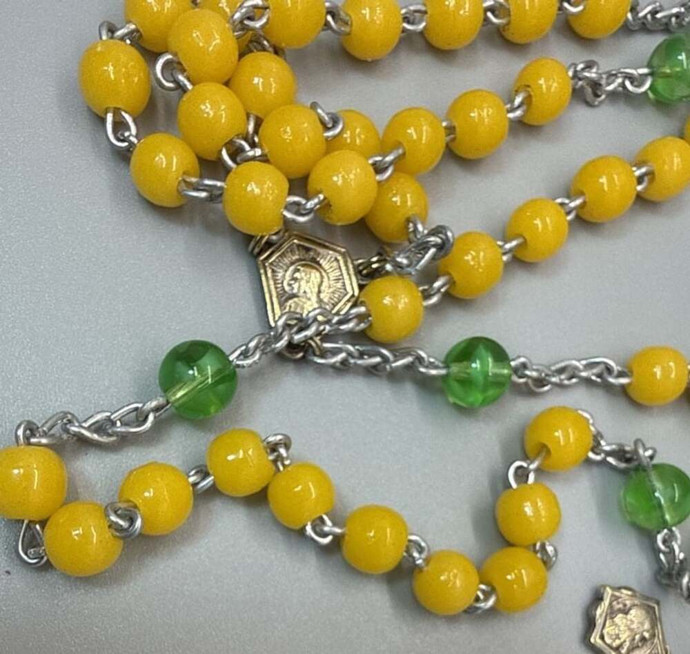 Vtg Italian Rosary Silver Tone Crucifix Yellow & Green Beads Italy Catholic - Picture 16 of 16